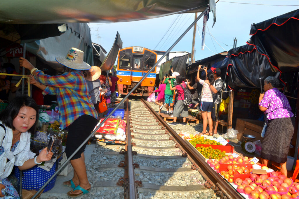 thailand-Maeklong-Railway-market