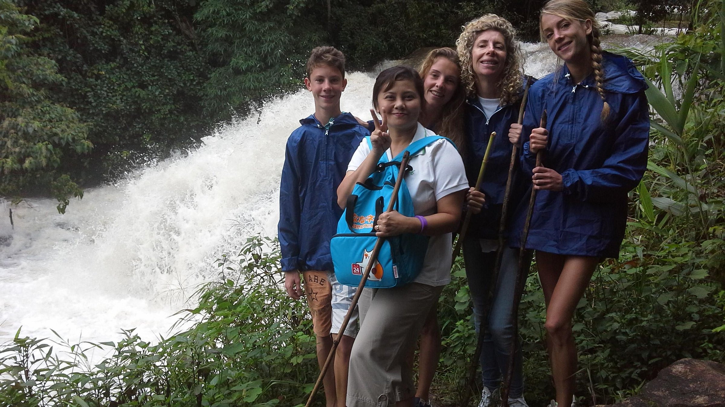 family-trekking-at-Doi-Inthanon-National-Park